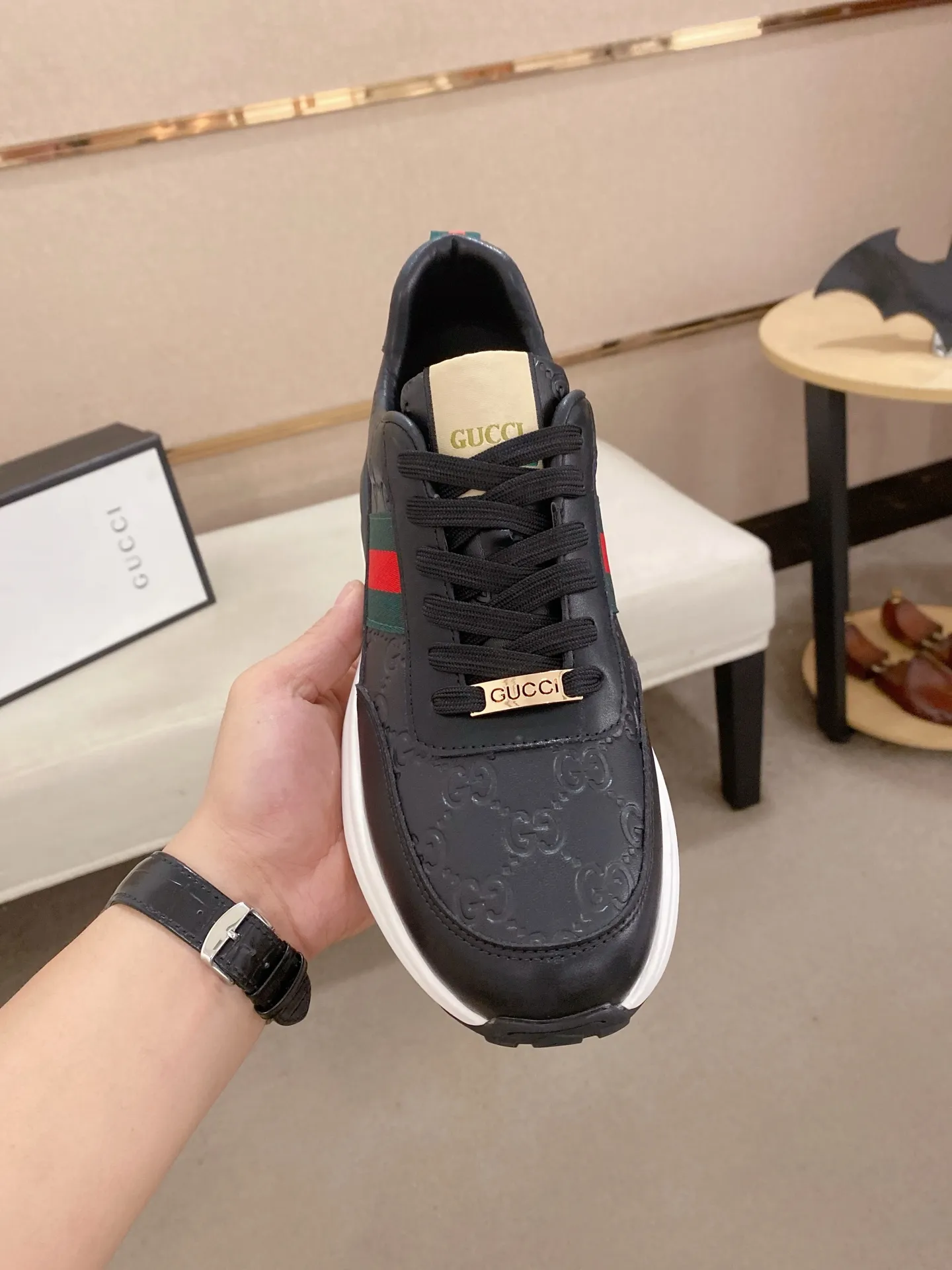Men's shoes 💰 462💰The new GUCCI (Gucci) counters are launched simultaneously. The new men's shoes, 😘fabrics are selected from imported cowhide, and the lining is sheepskin lining. 👍🏿 High-end ☄️ air-cushion molded anti-slip rubber outsole, exquisite lines, simple and elegant, comfortable and high-end for leisure travel. Code number: 38 to 44 (45 can be customized and cannot be returned or exchanged)